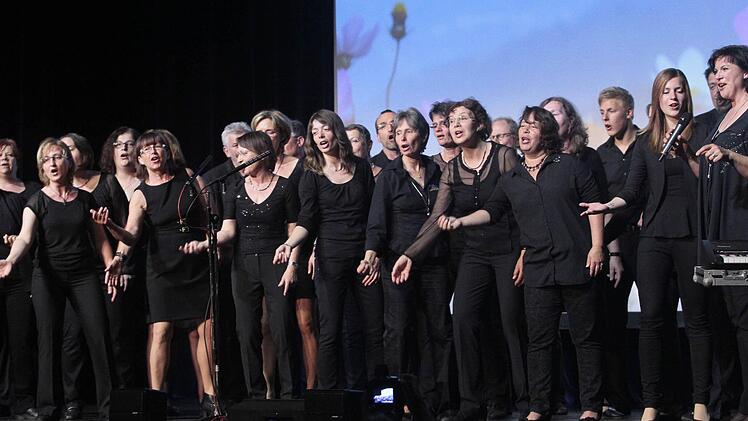 Stimmgewalt zum Finale: der Main-Line-Gospelchor Foto: Jochen Nützel