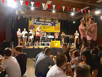 Zum Kerwa-Auftakt begeisterten die Leutenbacher Musikanten. Foto: Wilfried Roppelt