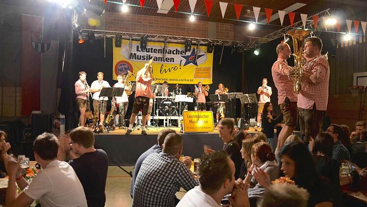 Zum Kerwa-Auftakt begeisterten die Leutenbacher Musikanten. Foto: Wilfried Roppelt