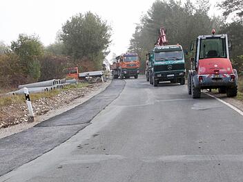 Der Bautrupp des Kreises hat die Vorarbeiten für die Erneuerung der Straße zum Feuerstein fast abgeschlossen. Foto: Josef Hofbauer
