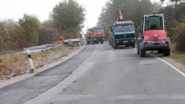Der Bautrupp des Kreises hat die Vorarbeiten für die Erneuerung der Straße zum Feuerstein fast abgeschlossen. Foto: Josef Hofbauer