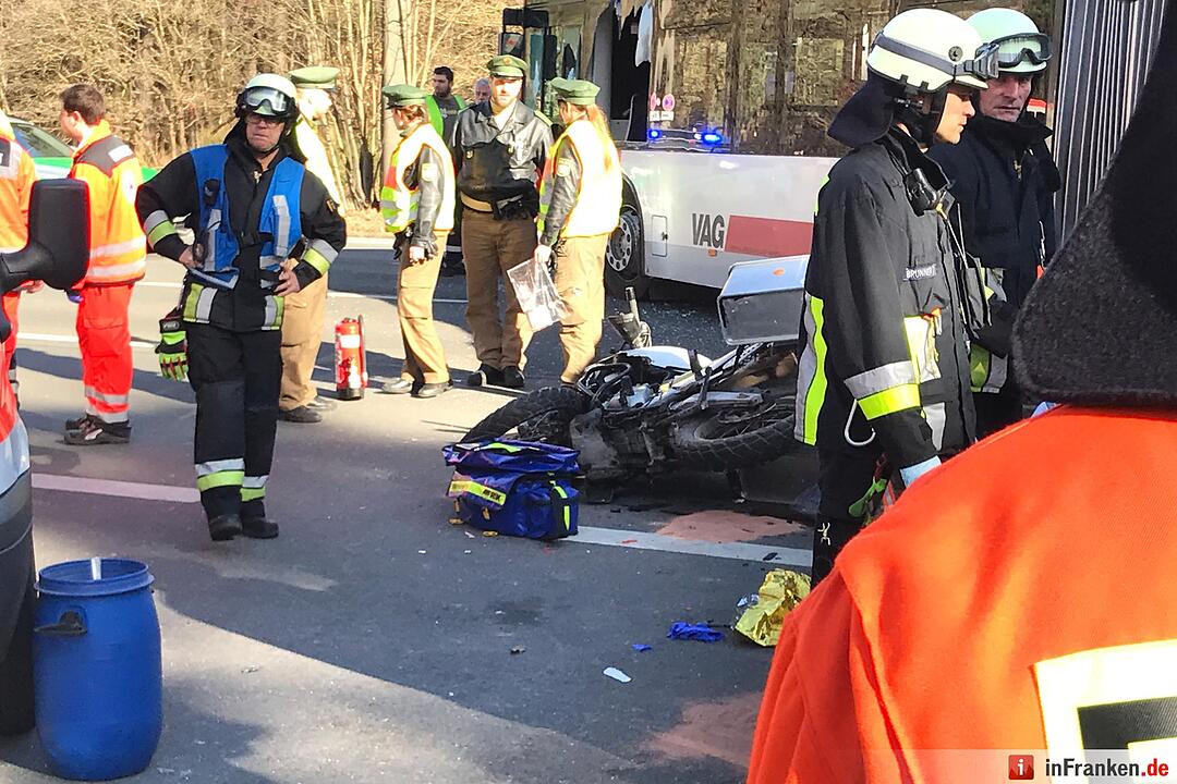 Tödlicher Unfall in Nürnberg: Motorrad kollidiert mit Linienbus