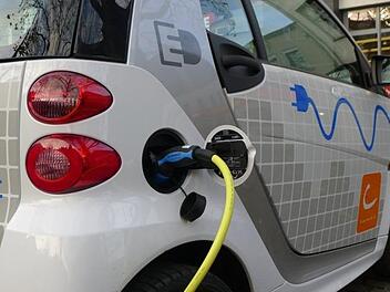 Es gibt bereits einige Anbieter von Carsharing mit Elektrofahrzeugen in Großstädten (hier ein Fahrzeug von Cambio). Diese Anbieter klagen aber über sinkende Fahrgastzahlen. Ein Grund dafür ist, dass nicht jeder das Auto so zurücklässt, wie er es gern vorgefunden hätte. Foto: cambio