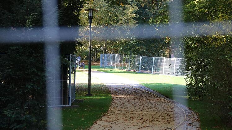 Der neue Fußweg an der Stelle der Baustraße ist zwar fertig, aber der Bauzaun im Luitpoldpark schützt noch das frische Gras. Foto: Ralf Ruppert