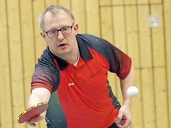 Andre Jungkunz (Bild) vom TSV Teuschnitz II war beim 8:8 gegen den TSV Steinberg in der Bezirksklasse A der überragende Akteur. Er gewann seine beiden Einzel sowie das Eingangs- und Schlussdoppel mit Klaus Scherbel.  Foto: Hans Franz