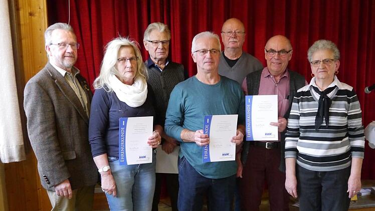 Ehrungen standen beim VdK Schondra an (von links):  Kreisvorsitzender Engelbert Roith, Karin Schneider (Schondra), Fridolin Fritz (Schönderling), Alfred Karges (Singenrain), Dietmar Scholz (Platz), Reinhold Wießner (Schönderling), 1. Vorsitzende Marianne  Wickermann. Foto: Oswald Türbl
