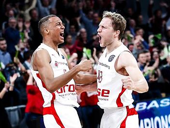 Louis Olinde (links) und Christian Sengfelder tauschen in der kommenden Woche das Trikot von Brose Bamberg mit dem der Nationalmannschaft.Daniel Löb
