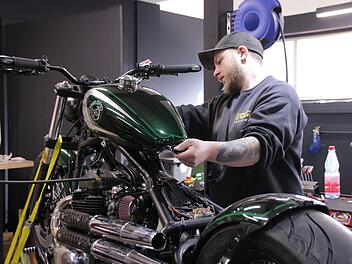 Dieser Umbau geht auf sein Ende zu: Motorradmechaniker Thomas Kolb montiert den Tank auf ein Bobber-Bike.