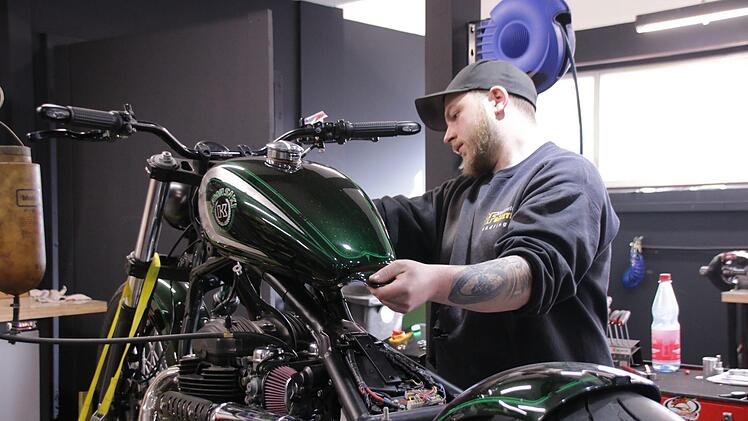 Dieser Umbau geht auf sein Ende zu: Motorradmechaniker Thomas Kolb montiert den Tank auf ein Bobber-Bike.