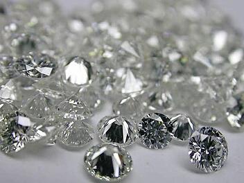 Mit dem Handel von Diamanten soll der Angeklagte einen Schaden von fast 80 000 Euro angerichtet haben (Symbolbild). Foto: dpa
