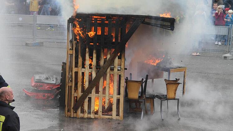 Innerhalb von 5 Minuten brannte das provisorische Wohnzimmer ab. Foto: Michael Busch