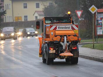 Viel los im Kreis Bamberg: Der Winterdienst ist wie hier in Scheßlitz im Dauereinsatz. In Bamberg stürzten am Donnerstag vor allem Radfahrer auf der glatten Fahrbahn.  Foto: Matthias Hoch