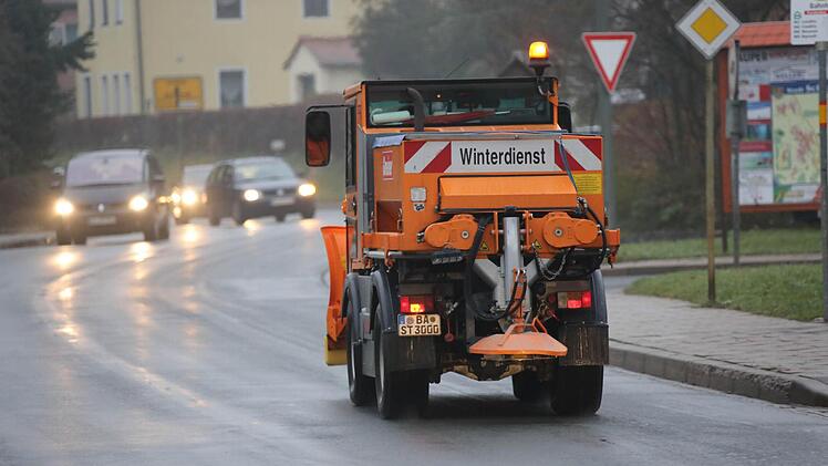 Viel los im Kreis Bamberg: Der Winterdienst ist wie hier in Scheßlitz im Dauereinsatz. In Bamberg stürzten am Donnerstag vor allem Radfahrer auf der glatten Fahrbahn.  Foto: Matthias Hoch