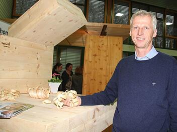 Die Begeisterung für Holz wurde Erwin Thoma schon in die Wiege gelegt. Viel hat er von seinem Opa gelernt. Fotos: Sonja Adam