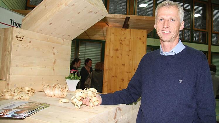 Die Begeisterung für Holz wurde Erwin Thoma schon in die Wiege gelegt. Viel hat er von seinem Opa gelernt. Fotos: Sonja Adam