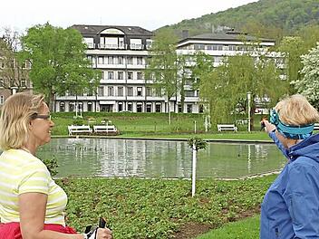 Erika Becker und Kornelia Schaumburg "bewundern" den See im Rosengarten. Foto: Thomas Mäuser