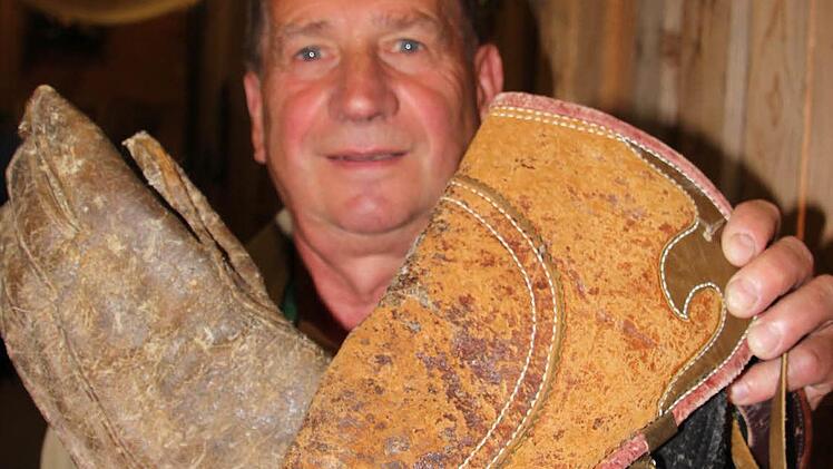 Dieter Weihbrecht zeigt verschiedene Falkner-Handschuhe, die Arme und Hände vor "Löchern" schützen sollen.
