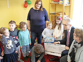 Gerhard Zettel von der VR-Bank Oberfranken Mitte ließ sich von den Kindern ihr Spielzeug zeigen. Mit im Bild Elke Wuthe (rechts) und die stellvertretende Leiterin des Kindergartens "Sonnenschein" in Thurnau, Sabine Niemann Foto: Katharina Müller-Sanke