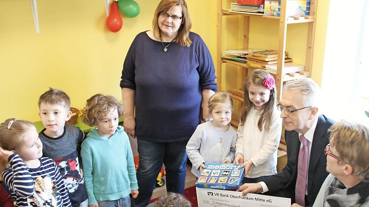 Gerhard Zettel von der VR-Bank Oberfranken Mitte ließ sich von den Kindern ihr Spielzeug zeigen. Mit im Bild Elke Wuthe (rechts) und die stellvertretende Leiterin des Kindergartens "Sonnenschein" in Thurnau, Sabine Niemann Foto: Katharina Müller-Sanke