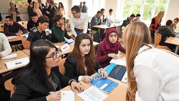 Lernbegierige Fl&uuml;chtlinge gibt viele. Doch verhindere die B&uuml;rokratie viel zu oft, dass sie in einer Ausbildung landen, beklagt beispielsweise auch Michael Wunder von der IHK Oberfranken. Unser Foto zeigt Fl&uuml;chtlinge an der Berufsschule Bamberg.  Foto: Ronald Rinklef