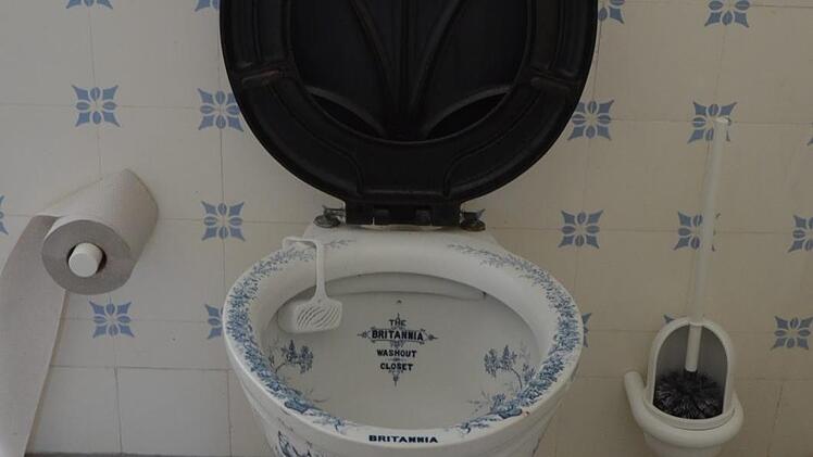 Exklusive Toilette aus dem frühen 20. Jahrhundert.