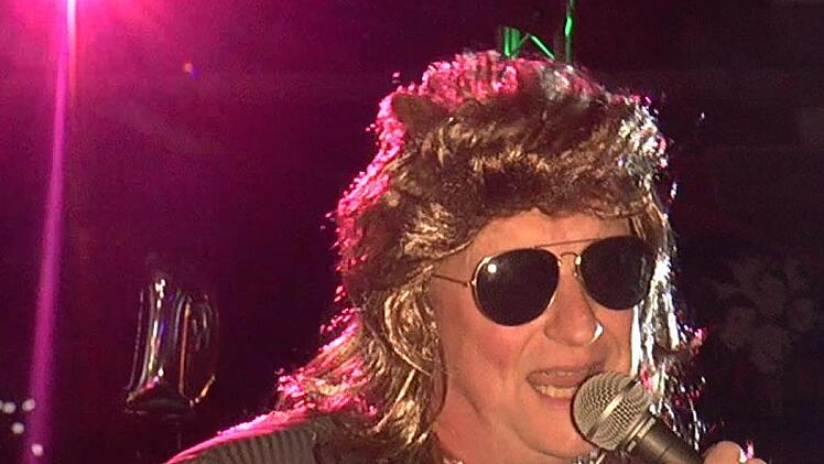 Stilecht entführte Rainer Mahr die Zuschauer zurück in die 1980er Jahre.