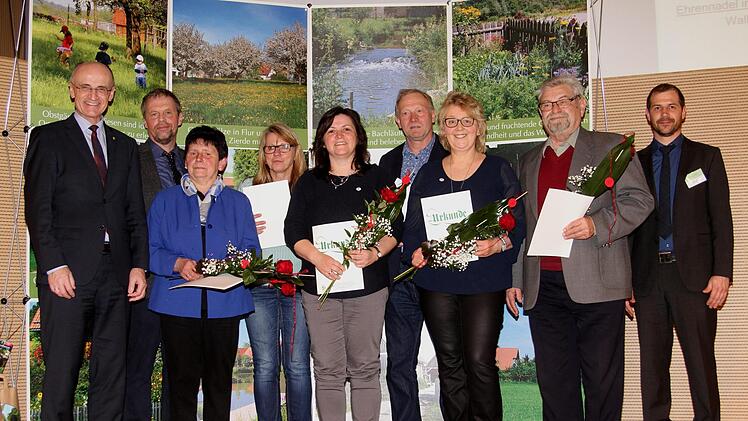 Diese Mitglieder erhielten für langjährige Tätigkeiten in Führungsfunktionen besondere Auszeichnungen, von links: Landrat Wilhelm Schneider, Kreisfachberater Guntram Ulsamer, Walburga Kerzinger, Irene Hüttner, Barbara Jakob, Rainer Gerber, Ingrid Markert, Adam Bühl und Kreisfachberater Johannes Bayer.  Günther Geiling