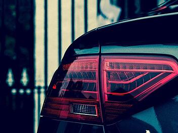 Nach einem Unfall blockierte ein Autofahrer  im Landkreis Aschaffenburg die Fahrbahn und lie&szlig; die Einsatzkr&auml;fte nicht passieren. Symbolbild: dgozgozz/pixabay.com