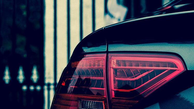 Nach einem Unfall blockierte ein Autofahrer  im Landkreis Aschaffenburg die Fahrbahn und lie&szlig; die Einsatzkr&auml;fte nicht passieren. Symbolbild: dgozgozz/pixabay.com