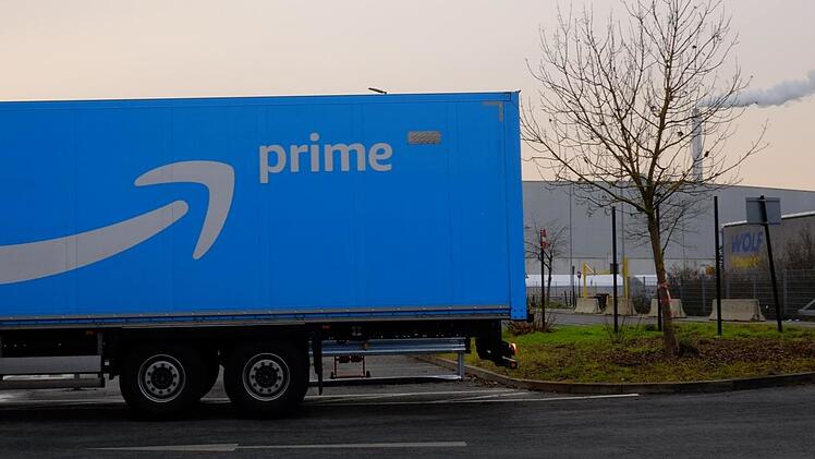 Vor dem Amazon-Sortierzentrum in Eggolsheim ist stets eine Menge los. Zu viel für den Ort? Foto: Nikolas Pelke