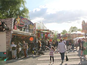 Super Wetter und nach Vergnügen ausgehungerte Besucher nach zwei Jahren Corona-Pause: Das Auftakt-Wochenende des Kulmbacher Volksfestes war ein voller Erfolg. Foto: Sonny Adam