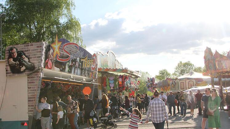 Super Wetter und nach Vergnügen ausgehungerte Besucher nach zwei Jahren Corona-Pause: Das Auftakt-Wochenende des Kulmbacher Volksfestes war ein voller Erfolg. Foto: Sonny Adam