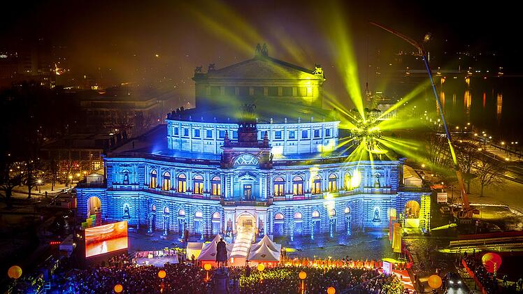 2.500 geladene G&auml;ste und mehrere tausend Zuschauer auf dem Theaterplatz vor der Semperoper verfolgen das Geschehen.