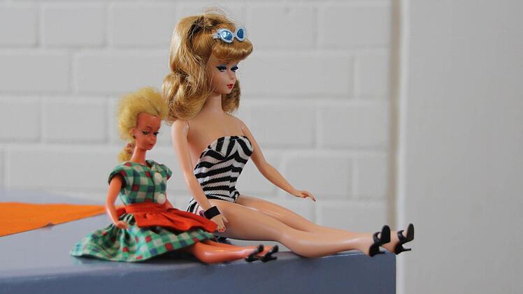Eigentlich keine Freundinnen: (links) Lilli und Barbie. Foto: Thomas Heuchling