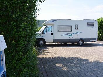 Ruhig geht es während der Woche auf dem Wohnmobilstellplatz in Bad Bocklet zu. Annelie, eine Rentnerin aus Günzburg, steht dort derzeit ganz allein.  Fotos: Peter Rauch