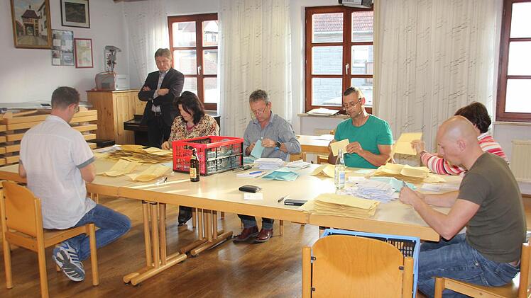 Die Auszähler der Briefwahl im Rathaus.