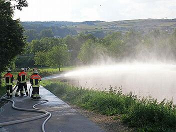 Bei der Übung mussten die Feuerwehrleute die Schläuche über eine besonders lange Strecke ausrollen. Foto: privat