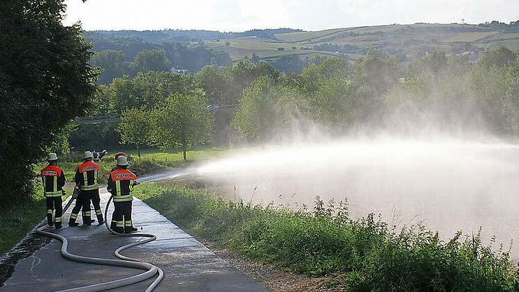 Bei der Übung mussten die Feuerwehrleute die Schläuche über eine besonders lange Strecke ausrollen. Foto: privat