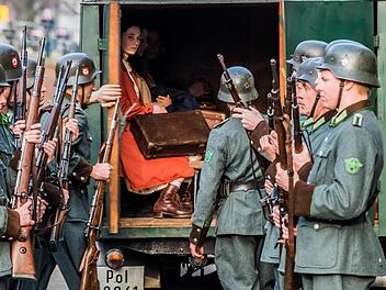 Anne Frank (Lea van Acken) - ein letzter Blick auf das Haus in der Prinsengracht. Foto: Zeitsprung Pictures, AVE & Universal Pictures Productions