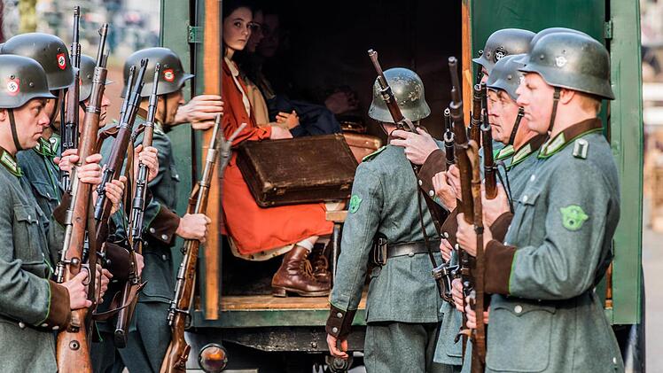 Anne Frank (Lea van Acken) - ein letzter Blick auf das Haus in der Prinsengracht. Foto: Zeitsprung Pictures, AVE & Universal Pictures Productions