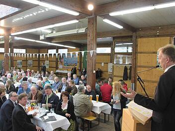 Volles Haus beim Frühlingsfest der Freien Wähler: Der Bürgermeister-Kandidat der Freien Wähler, Günther Stenglein (rechts), stellte in der gut besuchten Sommerhalle in Mainleus sein Wahlprogramm vor. Foto: Jürgen Gärtner