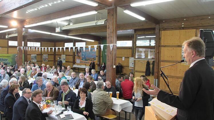 Volles Haus beim Frühlingsfest der Freien Wähler: Der Bürgermeister-Kandidat der Freien Wähler, Günther Stenglein (rechts), stellte in der gut besuchten Sommerhalle in Mainleus sein Wahlprogramm vor. Foto: Jürgen Gärtner