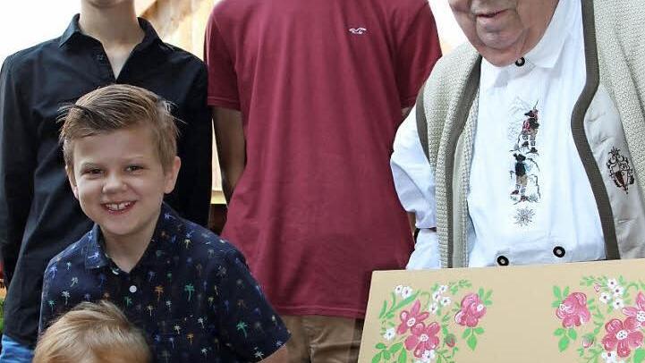 Erich Bütterich mit seinen vier Urenkeln Ulli, Hannes, Elias und Hannes (vom Ältesten zum Jüngsten). Zu seinem Geburtstag hat er eigens noch ein Bild mit seinem Lieblingsmotiv angefertigt. Foto: Katharina Müller-Sanke