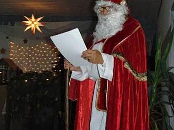 Bürgermeisterin Gisela Bauer ist in der Adventszeit als Nikolaus unterwegs.  Foto: Petra Malbrich