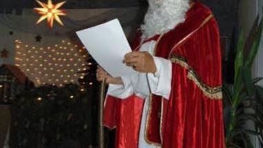 Bürgermeisterin Gisela Bauer ist in der Adventszeit als Nikolaus unterwegs.  Foto: Petra Malbrich