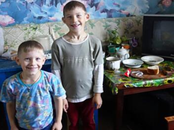 Ihor und André konnten sich dank einer Spende der Helfer aus Neustadt seit langem wieder einmal richtig satt essen. Foto: Tschernobyl Kinderhilfe