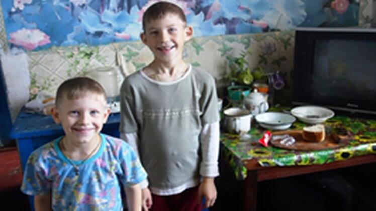 Ihor und André konnten sich dank einer Spende der Helfer aus Neustadt seit langem wieder einmal richtig satt essen. Foto: Tschernobyl Kinderhilfe