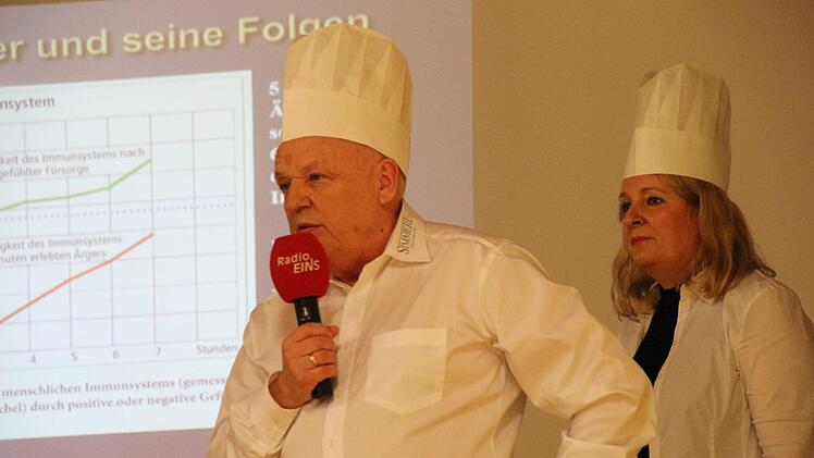 Kommunikationstrainer Werner Simmerl (hier mit Claudia Simmerl) machte mit dem Publikum einige Übungen.Oliver Schmidt
