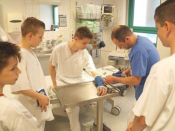 Die Teilnehmer des "Boys' Day 2017" beim Eingipsen. Helios St. Elisabeth-Krankenhaus Bad Kissingen