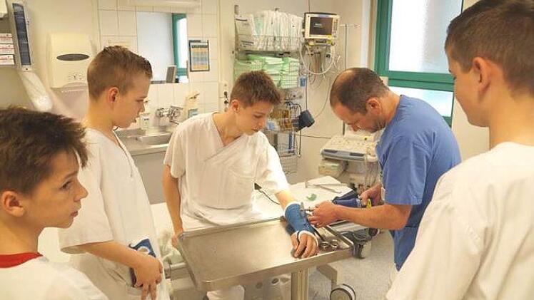 Die Teilnehmer des "Boys' Day 2017" beim Eingipsen. Helios St. Elisabeth-Krankenhaus Bad Kissingen